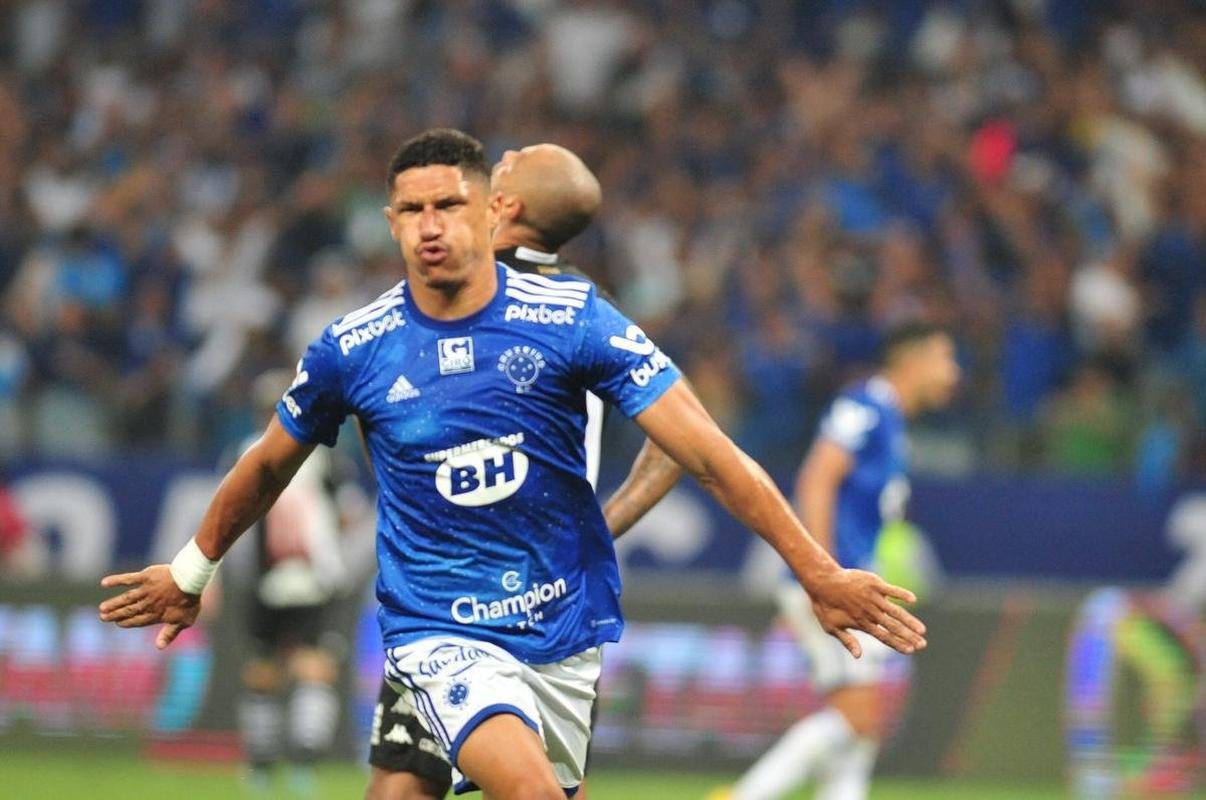Depois de confirmar o acesso  Srie A com a vitria sobre o Vasco, jogadores do Cruzeiro foram  loucura no Mineiro. Nas arquibancadas, torcedores deliraram. Muitos tambm foram s lgrimas de emoo 