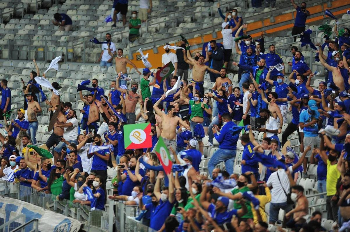 Fotos do jogo entre Cruzeiro e Confiana pela Srie B. Jogo  em Belo Horizonte marcou a volta da torcida cruzeirense ao Mineiro aps meses de ausncia devido  pandemia da COVID-19