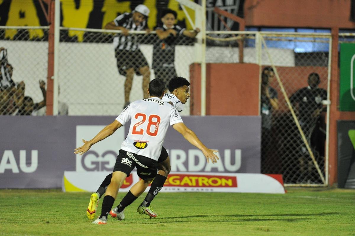 Dylan marcou o gol de empate do Atltico diante do Villa Nova