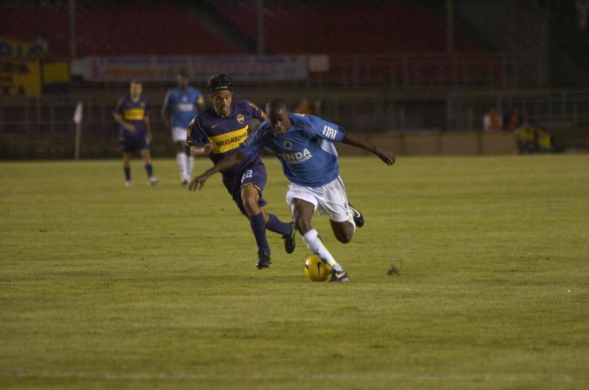 Ramires (24/03/1987) - teve um chance para balanar a rede na partida de ida, na Bombonera, quando o Boca vencia por 2 a 0. Em jogada individual, o volante se livrou da marcao e chutou forte, exigindo boa defesa do goleiro Caranta. As subidas em velocidade ao ataque eram caractersticas marcantes de Ramires no Cruzeiro. Impressiona o nmero de gols alcanados por ele durante dois anos de clube: 27, em 111 jogos. No Chelsea, da Inglaterra, Ramires tambm mostrou o faro de volante-artilheiro, com destaque para os 12 tentos assinalados em 47 partidas na temporada 2011/2012. Atualmente no Jiangsu Suning, da China, o meio-campista com passagens pela Seleo Brasileira contabiliza 90 gols como jogador profissional.