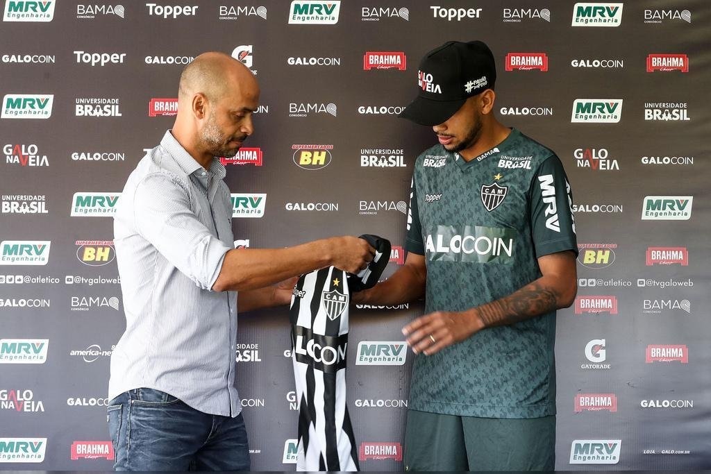 Imagens da apresentao de Jair no Atltico