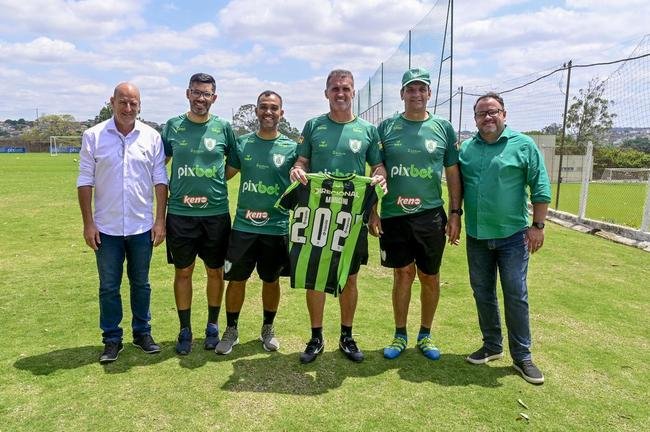 Fotos da renovao do Amrica com o tcnico Vagner Mancini nesta segunda-feira (26/9)