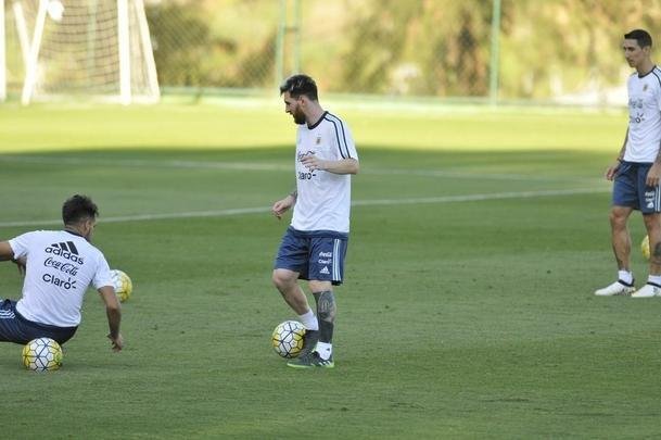 Seleo Argentina treinou nesta tera na Cidade do Galo com Lionel Messi. O craque cobrou faltas, afiou a pontaria e, em seguida, deixou a atividade mais cedo para se poupar. Na parte final, o tcnico Bauza orientou um trabalho em campo reduzido