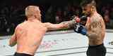 TJ Dillashaw (luvas vermelhas) venceu John Lineker por deciso unnime (triplo 30-26)