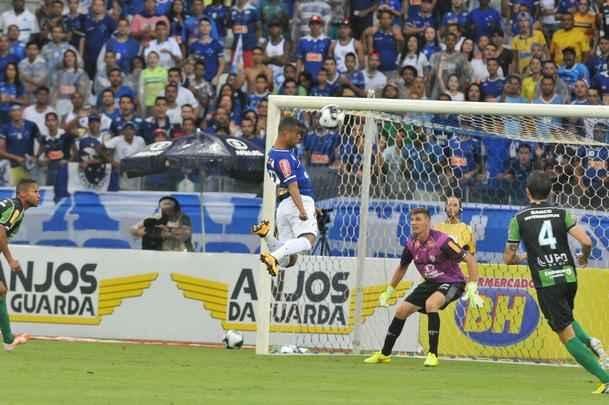 Cruzeiro e Amrica ficaram no empate, e permitiriam a chegada do Uberlndia  liderana