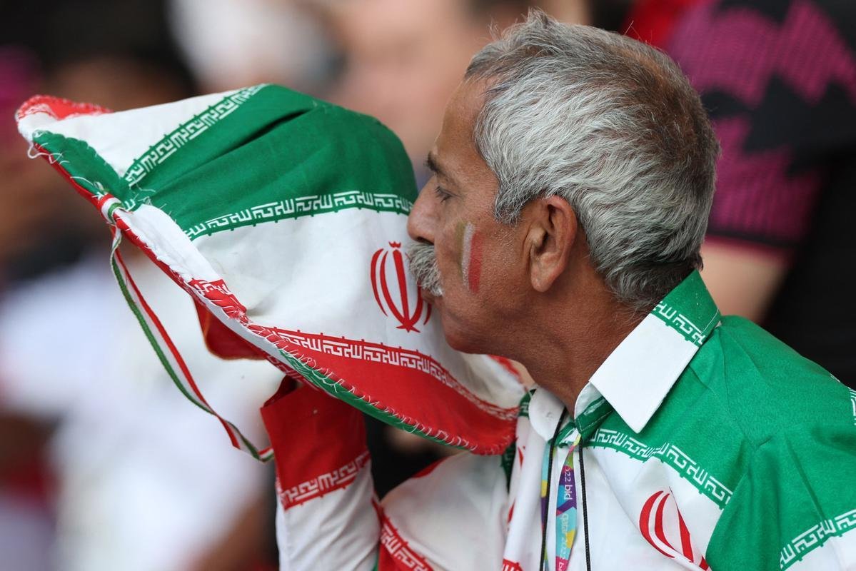 Os torcedores de Inglaterra e Ir no primeiro jogo do Grupo B na Copa do Mundo.