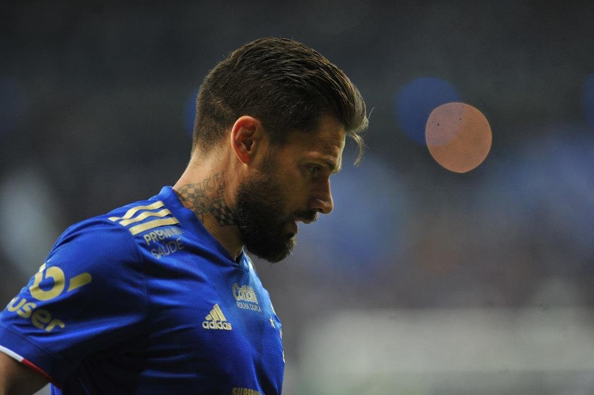 Ao lado dos filhos, Rafinha e Nicholas, Rafael Sobis foi aos prantos no Mineiro em sua despedida do futebol com a camisa do Cruzeiro. Depois de trocar a camisa com o histrico craque celeste Dirceu Lopes, ele saudou os torcedores e teve o nome gritado pelo estdio lotado. Noite foi de muita emoo para o agora ex-atacante, de 36 anos.