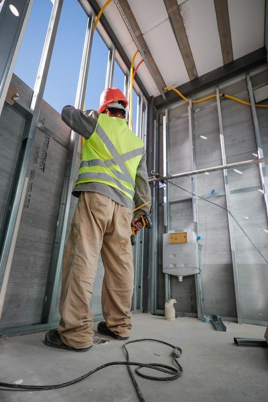 Ideia  mostrar a realidade das obras de construo do estdio do Galo
