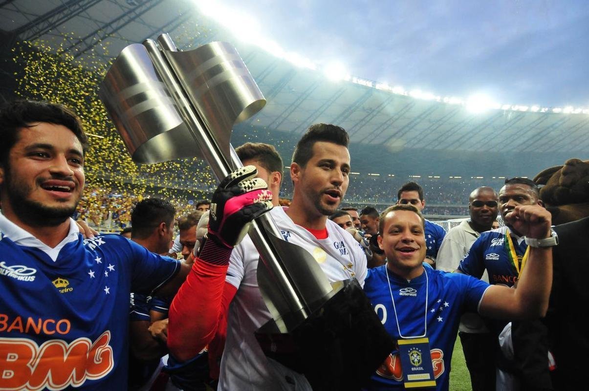 Capit�o F�bio ergueu o trof�u de campe�o brasileiro de 2013