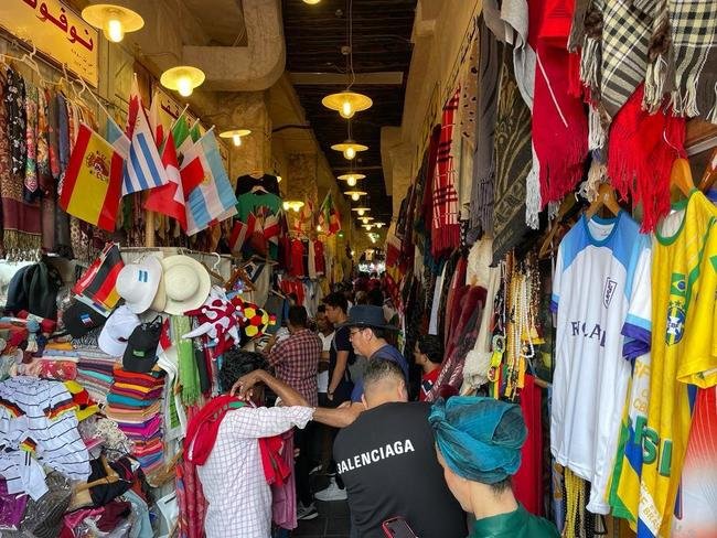 Torcidas da Copa do Mundo de 2022 tm se encontrado no Souq Waqif, tradicional mercado em Doha, no Catar.