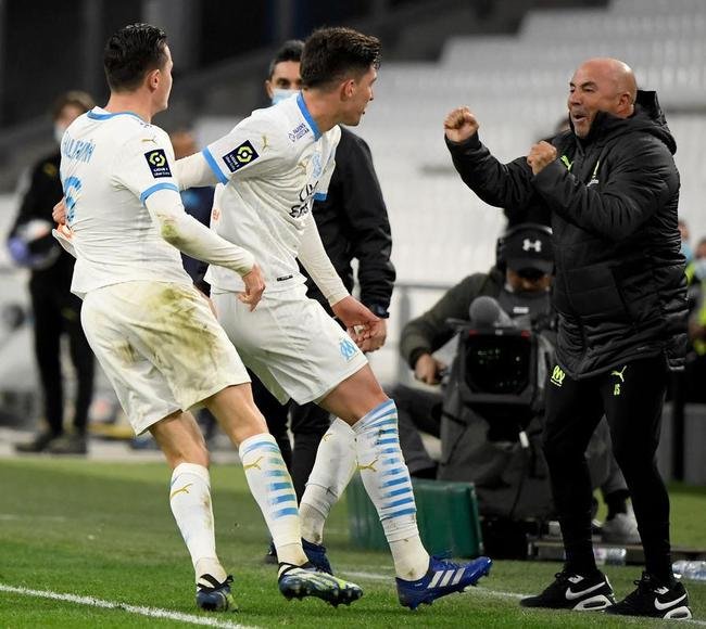 Festa e gritaria de Jorge Sampaoli em vitria do Olympique de Marselha sobre o Brest, neste sbado, pelo Francs: 3 a 1. Este foi o segundo triunfo seguido do clube sob o comando do argentino