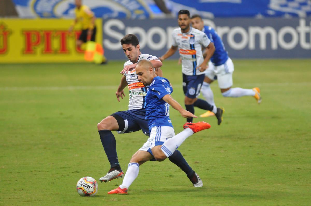 Fotos do jogo entre Cruzeiro e Confiana, no Mineiro, em Belo Horizonte, pela 24 rodada da Srie B do Campeonato Brasileiro