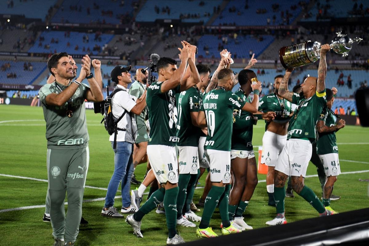 Fotos: festa dos jogadores do Palmeiras com a taa da Libertadores