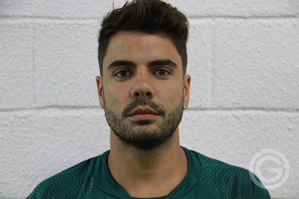 O Goiás anunciou a contratação do atacante Henrique Almeida, que estava na Chapecoense