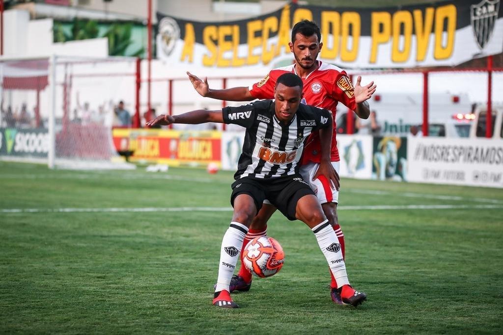 Veja imagens do jogo entre Tombense e Atltico