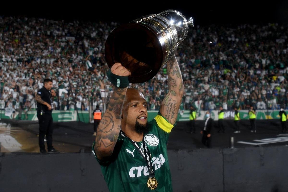 Fotos: festa dos jogadores do Palmeiras com a taa da Libertadores