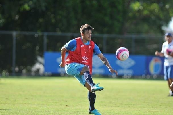 Cruzeiro se reapresentou aps estreia na Copa Libertadores e iniciou sua preparao para o clssico de domingo, s 11h, no Independncia, contra o Atltico, pela nona rodada do Mineiro. As novidades foram as presenas do atacante Sass e do zagueiro Cac, da base. Fred foi vetado devido a um estiramento na panturrilha direita. 