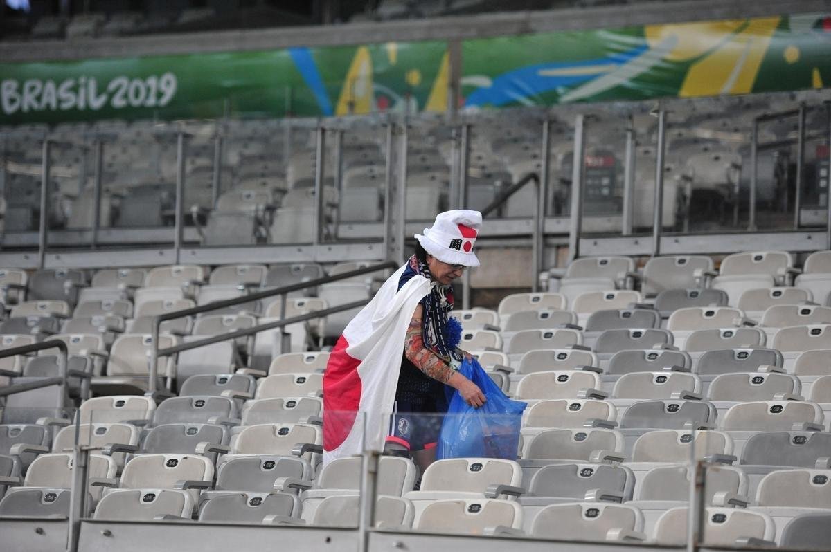 Depois do empate entre Japo e Equador, por 1 a 1, pela Copa Amrica, um torcedor japons deu um bom exemplo aos brasileiros. Com pacincia, ele recolheu lixo em vrios pontos do setor em que se encontrava no Mineiro. Na Copa de 2014, no Brasil, os nipnicos j haviam mostrado civilidade ao mundo ao limpar arquibancadas e vestirios dos estdios.