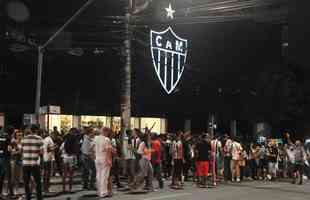 Torcida do Atlético festeja título na sede do clube, em Lourdes
