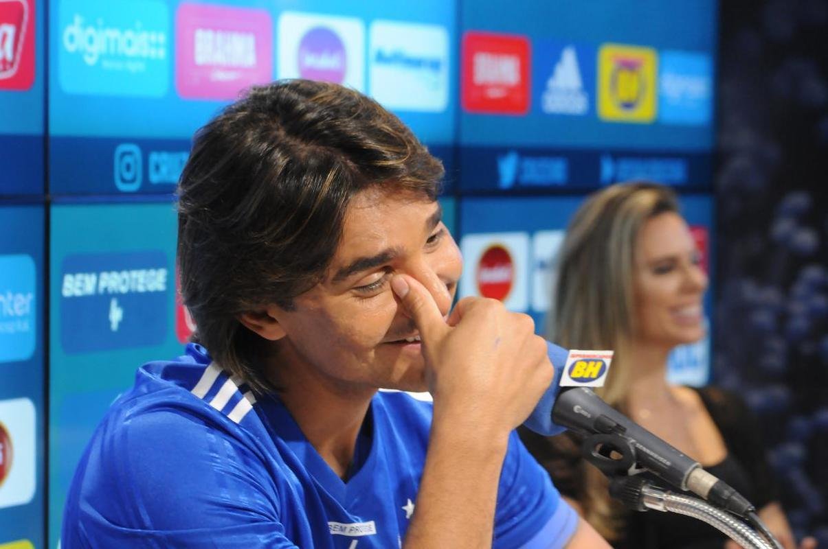 Fotos da apresentao do atacante Marcelo Moreno como novo reforo do Cruzeiro para 2020. Duante entrevista, jogador foi acompanhado pela esposa Marilisy Antonelli e pela filha, Maria Clara