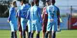 Jogadores do Cruzeiro durante treino desta sexta-feira na Toca da Raposa II