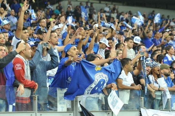 Torcedores do Cruzeiro lotam as arquibancadas do Mineiro para acompanhar a partida vlida pelas quartas de final da Copa do Brasil