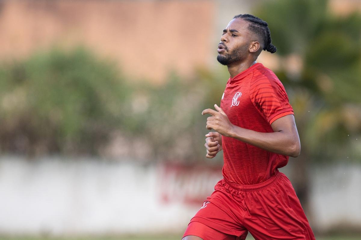 Jogadores do Náutico seguem trainando no CT Wilson Campos, sob a supervisão do técnico Gimar Dal Pozzo. Atletas e membros da comissão técnica são submetidos às medidas de saúde para evitar o contato e gerar possível foco de Covid-19.