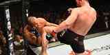 Na luta principal do UFC 204, em Manchester, Michael Bisping supera Dan Henderson em polmica deciso unnime dos juzes e tem sucesso na primeira defesa de cinturo do peso mdio