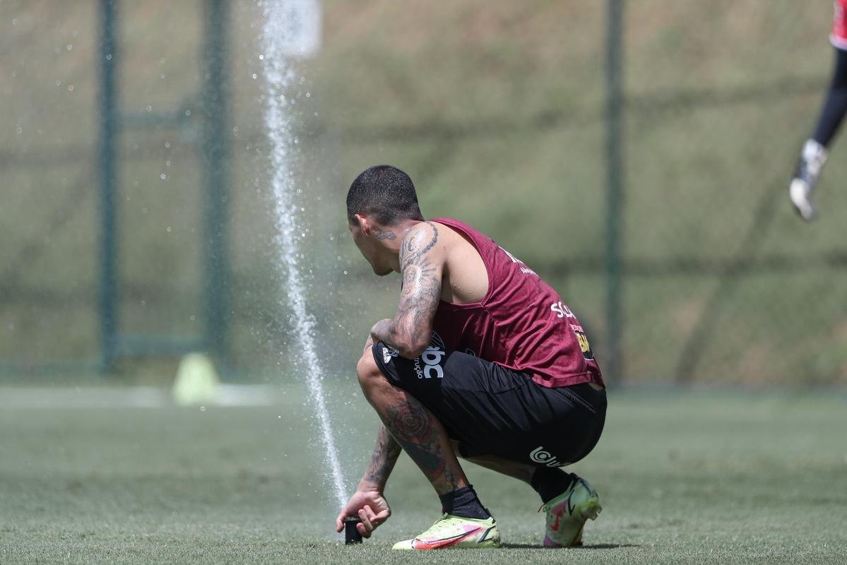 Com seriedade, mas tambm descontrao, o Atltico treinou sob sol forte na manh desta sexta-feira (21), na Cidade do Galo, em Vespasiano. Este foi o quinto dia de pr-temporada para o clube mineiro em 2022, sob o comando do tcnico argentino Antonio 'El Turco' Mohamed. Novas baixas, o volante Allan e o atacante Keno testaram positivo para COVID-19 e no participaram das atividades (ambos cumprem perodo de sete dias de isolamento social).