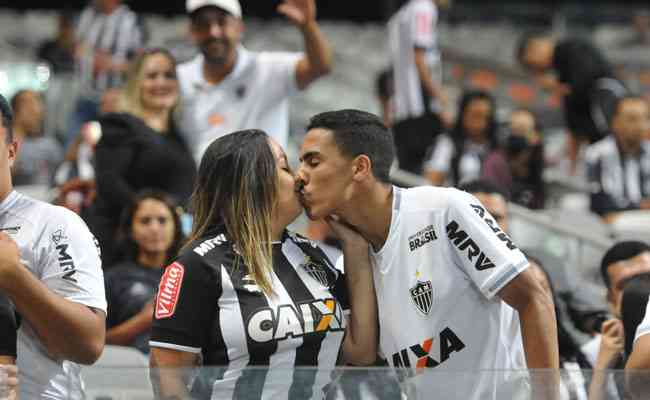 Na véspera do Dia dos Namorados, casais apaixonados curtiram o jogo entre Atlético e Santos, no Mineirão, pelo Brasileiro