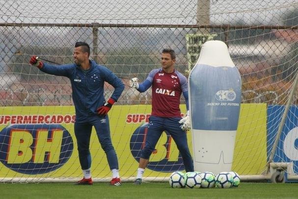 Goleiro Fbio vai a campo sob superviso de preparador Robertinho