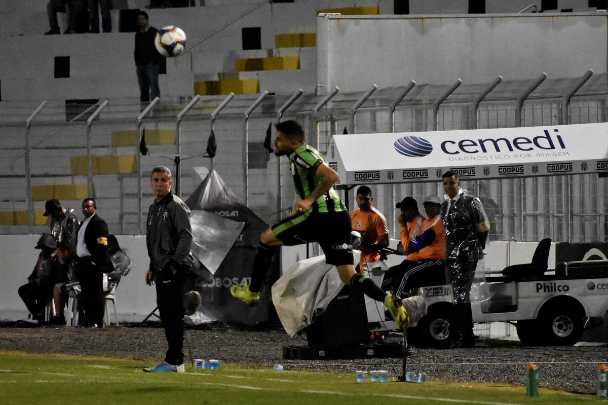 Com dois a menos durante boa parte do segundo tempo, o Coelho fez valer a superioridade numrica e bateu a Macaca por 1 a 0