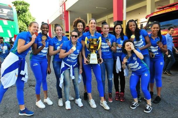 Jogadoras do Minas desfilam em carro do Corpo de Bombeiros pelas ruas de Belo Horizonte e festejam com a torcida a conquista do tricampeonato da Superliga Feminina de Vôlei. Time derrotou Praia Clube por 2 a 0 na série melhor de três da final