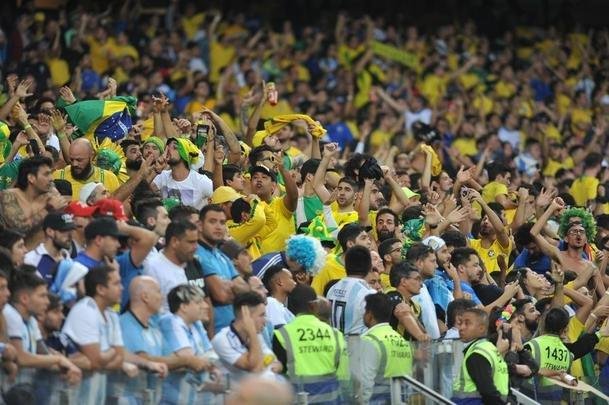 Fotos das torcidas de Brasil e Argentina, no Mineiro, no clssico vlido pela semifinal da Copa Amrica