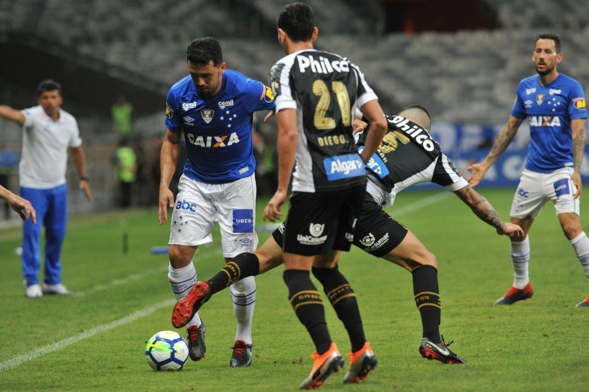 Em jogo com grande atuao do goleiro Fbio, Cruzeiro derrotou Santos de virada, por 2 a 1, com gols de Sass e Raniel; Gabriel Barbosa marcou para o Peixe, no Mineiro, pela 26 rodada do Brasileiro
