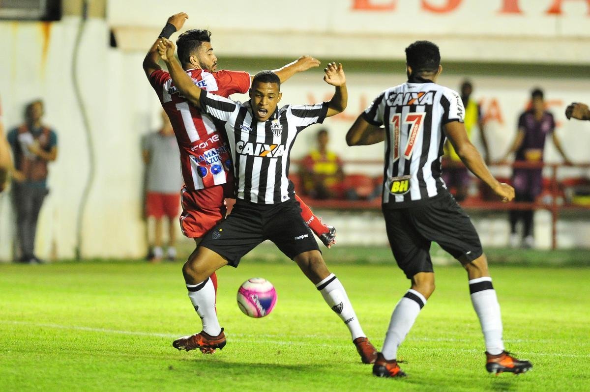 Villa Nova e Atltico se enfrentaram nesta quinta-feira