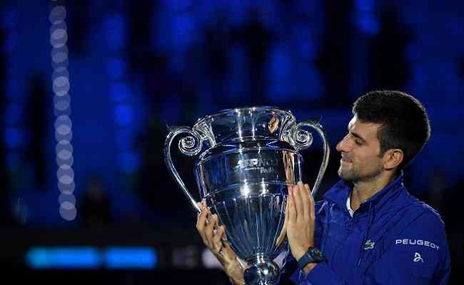 Djokovic, que tambm conquistou o 37 ttulo ATP Masters em Paris este ms, foi presenteado com o trofu de nmero 1 do mundo na segunda-feira 