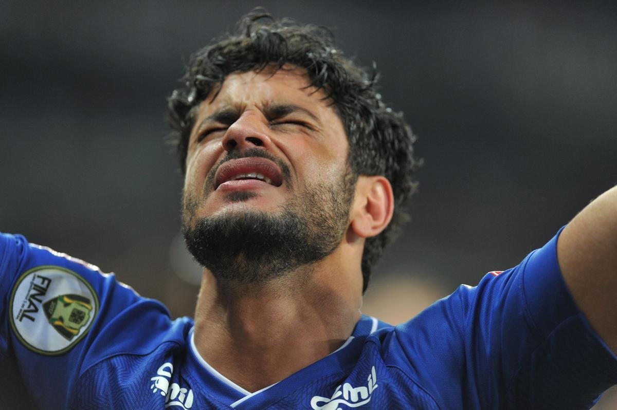 Depois da vitria por 5 a 3 nos pnaltis, que teve Fbio como heri, jogadores e comisso tcnica comemoraram muito no gramado do Mineiro. Capito Henrique ergueu a taa do penta no Gigante