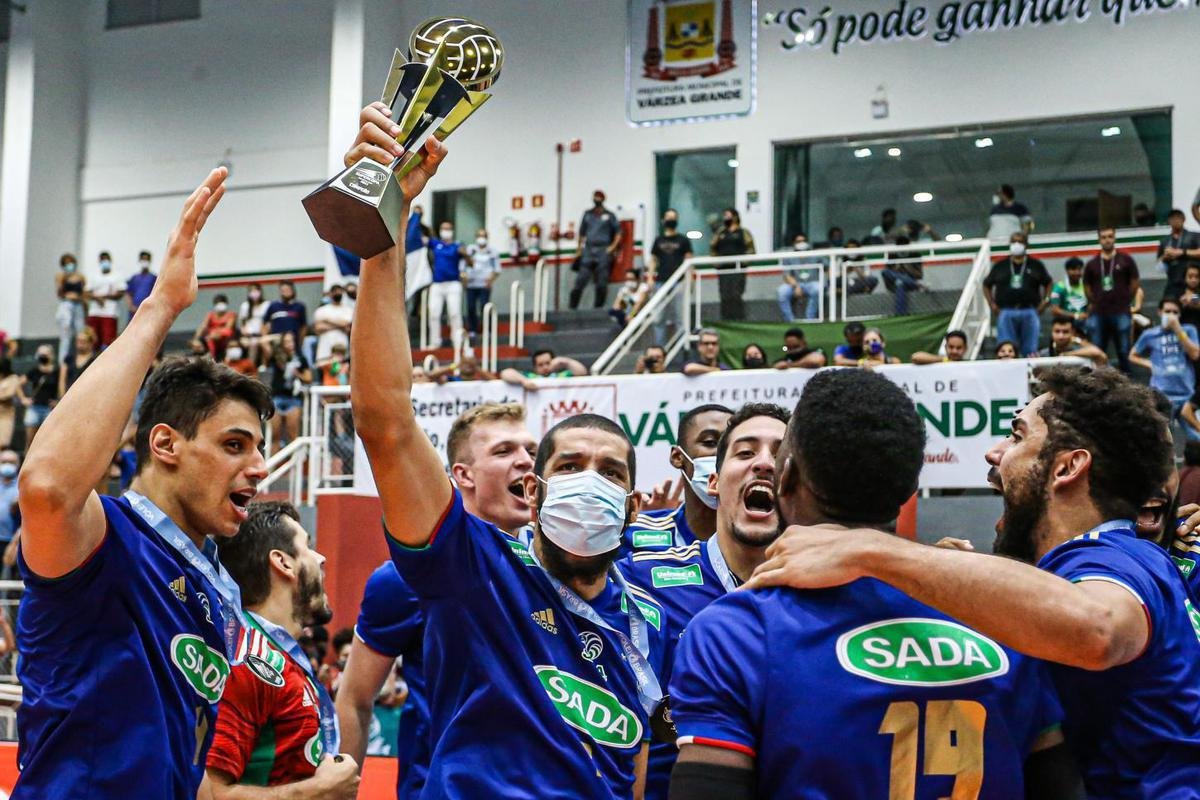 Cruzeiro vence o Natal por 3 sets a 0, em Campo Grande, e  tetra da Supercopa