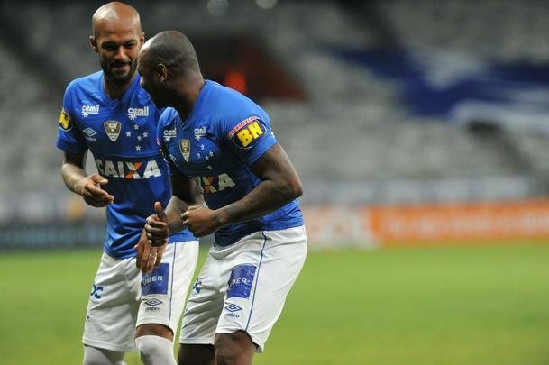 Em jogo com grande atuao do goleiro Fbio, Cruzeiro derrotou Santos de virada, por 2 a 1, com gols de Sass e Raniel; Gabriel Barbosa marcou para o Peixe, no Mineiro, pela 26 rodada do Brasileiro