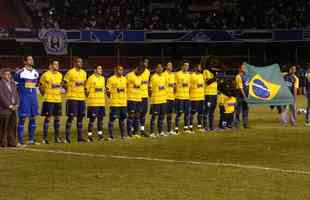 Por causa do ano de Copa do Mundo, o Cruzeiro lanou um terceiro uniforme em homenagem ao Brasil, que tentaria pela segunda vez conquistar o hexacampeonato mundial. A camisa, amarela, tinha detalhes em azul escuro e linhas horizontais no mesmo tom, tambm com o nmero na frente.