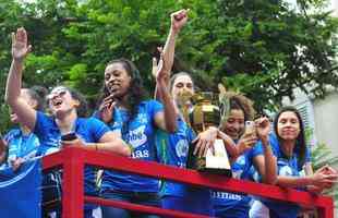 Chegada das campes da Superliga Feminina  sede do Minas, em Belo Horizonte. Em seguida, eles foram recepcionadas pelo presidente, por diretores e patrocinadores. Houve at brinde com champanhe