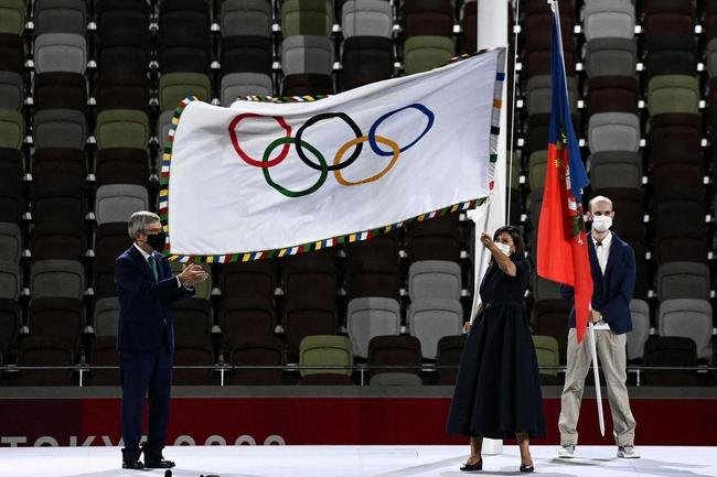 T�quio passa o bast�o a Paris, pr�xima sede dos Jogos Ol�mpicos. Na foto, o presidente do COI, Thomas Bach, e a prefeita da capital francesa, Anne Hidalgo 