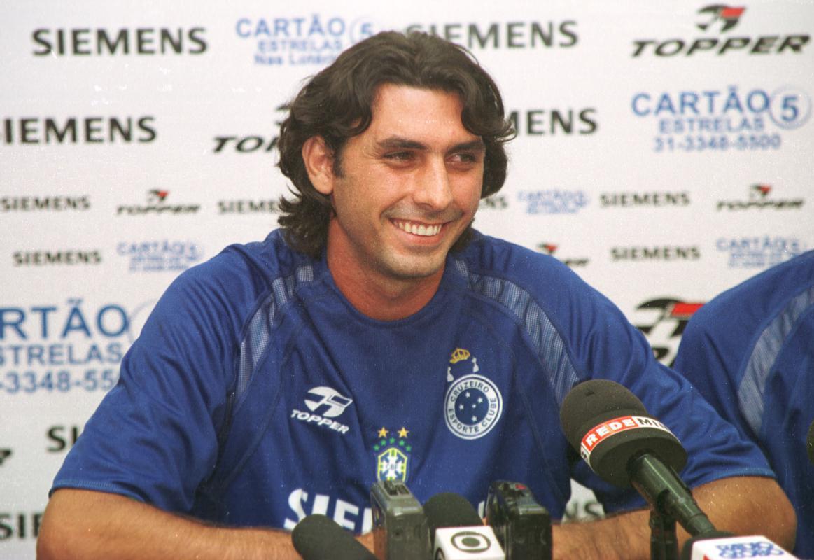 Na sua primeira passagem pelo Cruzeiro, em 2005, Athirson jogou na posição de origem, a lateral esquerda, e marcou cinco gols em 27 jogos. No retorno, em 2009, virou armador sob o comando do técnico Adilson Batista. Na final da Copa Libertadores, contra o Estudiantes, substituiu Wagner aos 25 minutos do segundo tempo, quando o adversário já vencia por 2 a 1. Pouco fez diante de um time bem postado na marcação e tranquilo para segurar o resultado. Ao término da temporada, despediu-se da Toca com 15 jogos e nenhum gol.