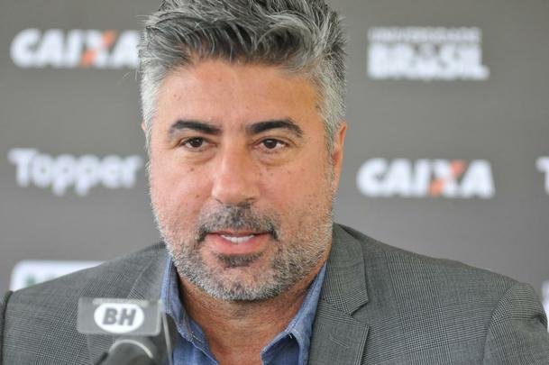 Manh desta sexta-feira foi agitada no Atltico com demisso de Oswaldo e coletiva do presidente