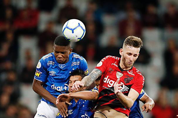 Fotos do empate por 0 a 0 entre Athletico-PR e Cruzeiro na Arena da Baixada, em Curitiba, pela 31ª rodada do Campeonato Brasileiro; cruzeirense Sassá foi expulso na etapa final