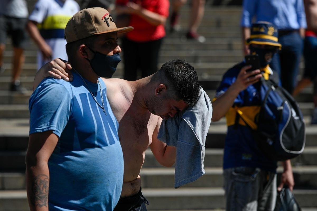 Por volta das 15h30, um tumulto obrigou a polcia a encerrar o velrio de Maradona na Casa Rosada, em Buenos Aires