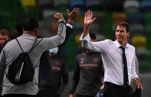 Jogadores do Lyon comemoram classificao, enquanto atletas do City so consolados em campo