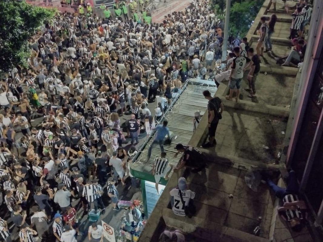 Trajeto da delegao do Atltico entre a Pampulha e a Praa Sete, no Centro de BH, onde fez carnaval com a torcida ao som do cantor baiano Bell Marques