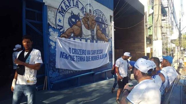 9/9 - MFIA AZUL SE VOLTA CONTRA A DIRETORIA: maior torcida organizada do clube e apontada nas investigaes como beneficiada pela atual gesto, a Mfia Azul emite nota e pede as sadas do presidente Wagner Pires de S, do vice Itair Machado e do diretor-geral Srgio Nonato. Manifestao d incio a uma srie de protestos na porta da Toca da Raposa II, na sede do clube e at mesmo na portaria do prdio onde mora Itair.
